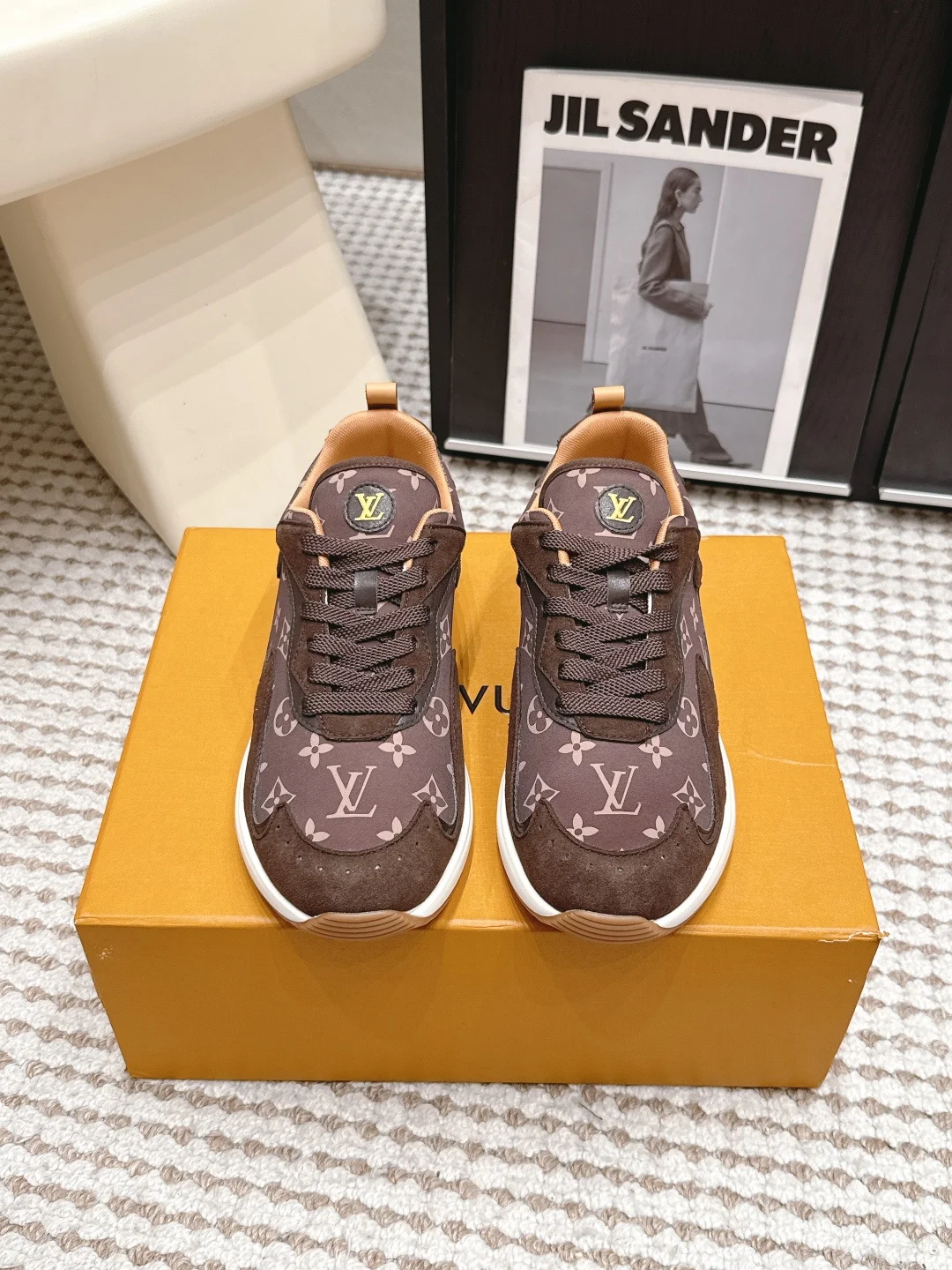 原单LV男鞋|高仿LV男鞋|精仿LV男鞋|一比一LV男鞋<p>LV Runner Tatic男款运动鞋</p><p>Louis Vuitton 高端休闲鞋 麂皮 网布和橡胶拼接 质感满分又透气 鞋侧LV标志超有辨识度 厚底设计穿着舒适还能增高 日常或轻运动都OK 妥妥奢侈品运动鞋 时尚与功能兼备 潮人必入 </p><p>size 39-44 45定做  </p>