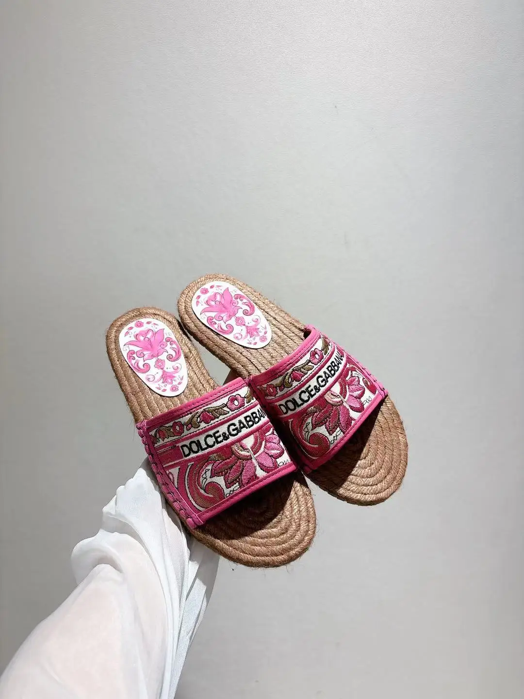 原单DG女鞋|高仿DG女鞋|精仿DG女鞋|一比一DG女鞋<p>dg新款35-43码数 麻绳底拖鞋鞋 羊皮印花内里垫脚 </p>