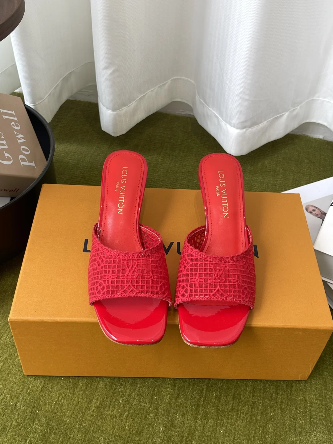 原单LV女鞋|高仿LV女鞋|精仿LV女鞋|一比一LV女鞋<p>Louis Vuitton 路易威登 26ss早春新款 绣花布 小猫跟 凉拖鞋</p><p> 把法式优雅焊在脚上 通勤约会都封神 谁能拒绝一双把LV经典DNA刻满的高跟凉拖 方头 细跟的黄金版型 上脚秒变大长腿 气场与温柔感直接拉满 复古贵气感拉满 细节控直接狂喜 软弹鞋垫久穿不累 多色承包全年穿搭 闭眼入不踩雷</p><p>鞋面绣花布</p><p>内里进口山羊皮</p><p>大底真皮大底</p><p>码数 35-41 40 41定做 </p>