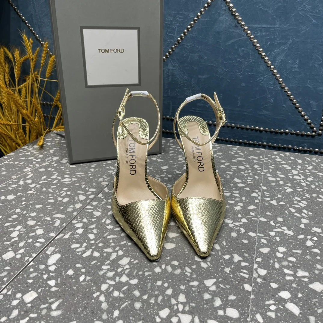 原单其他女鞋|高仿其他女鞋|精仿其他女鞋|一比一其他女鞋<p>TOM FORD汤姆福特新款 牛皮面料 羊皮内里垫脚</p><p>五金 原版定制1比 </p><p>跟高10.5cm</p><p>码数 35-42 40.41.42.定制</p>