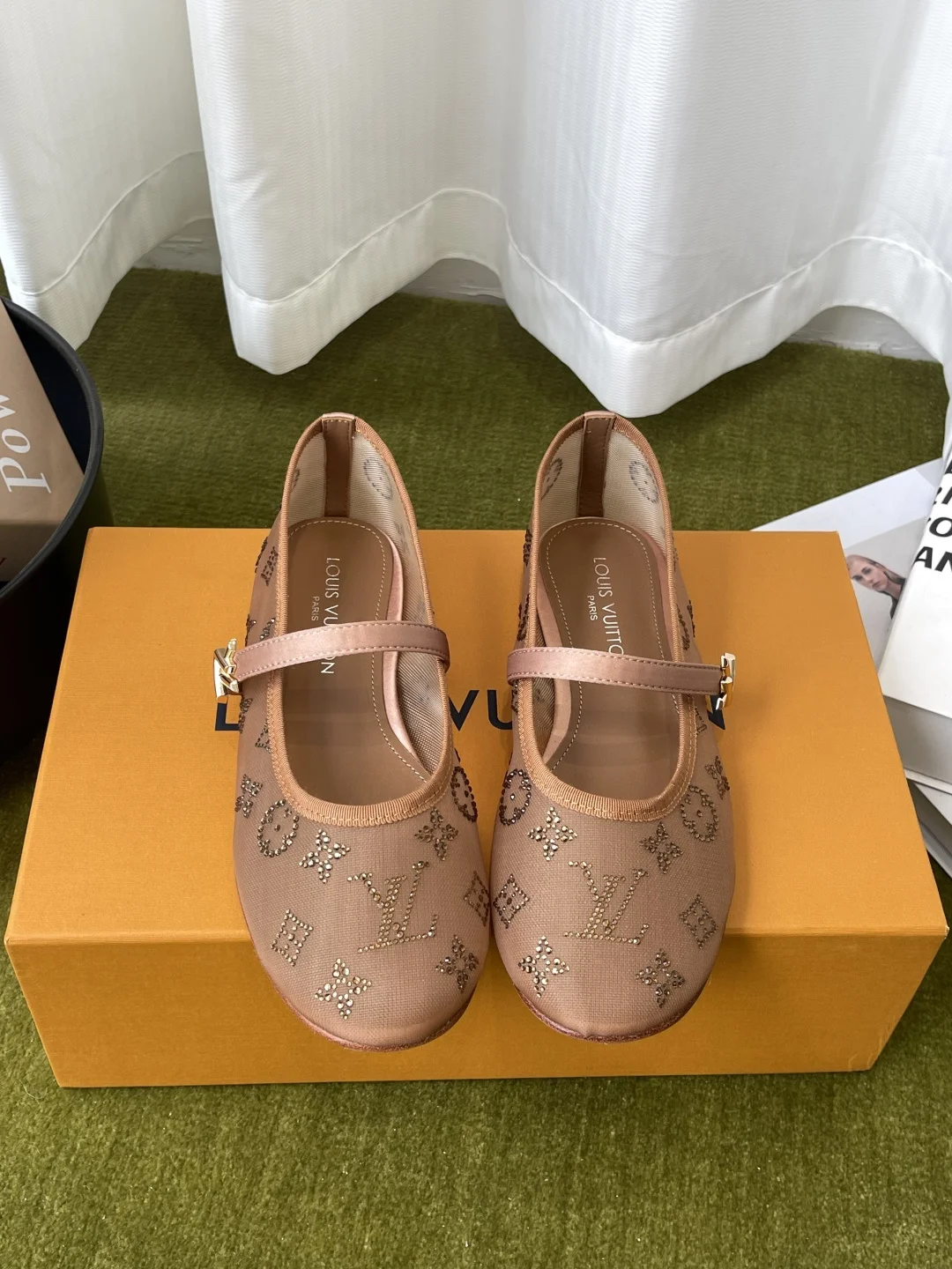 原单LV女鞋|高仿LV女鞋|精仿LV女鞋|一比一LV女鞋<p>Louis Vuitton 路易威登 26新款 玛丽珍芭蕾舞鞋系列 网纱水钻面 单鞋</p><p> 简约精致高级感满满 尽显优雅气质 上脚超好看 拉满了夏日美鞋 经典Monogram花卉字母图案 辨识度超高 复古又时髦平底设计 日常通勤 舒适好穿</p><p>鞋面原版定制牛皮</p><p>内里羊皮内里</p><p>意大利进口真皮大底 </p><p>码数 35-41 40 41定做不退换 </p>