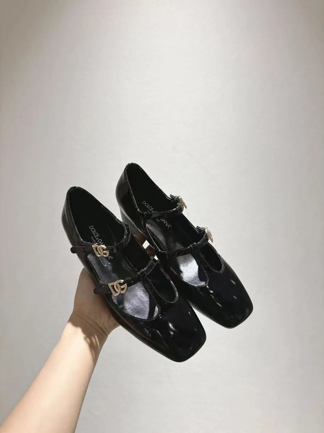 原单DG女鞋|高仿DG女鞋|精仿DG女鞋|一比一DG女鞋<p> dG小方头新款 35-42码数真皮大底 牛漆皮面羊皮内里垫脚 跟高3.5cm</p>