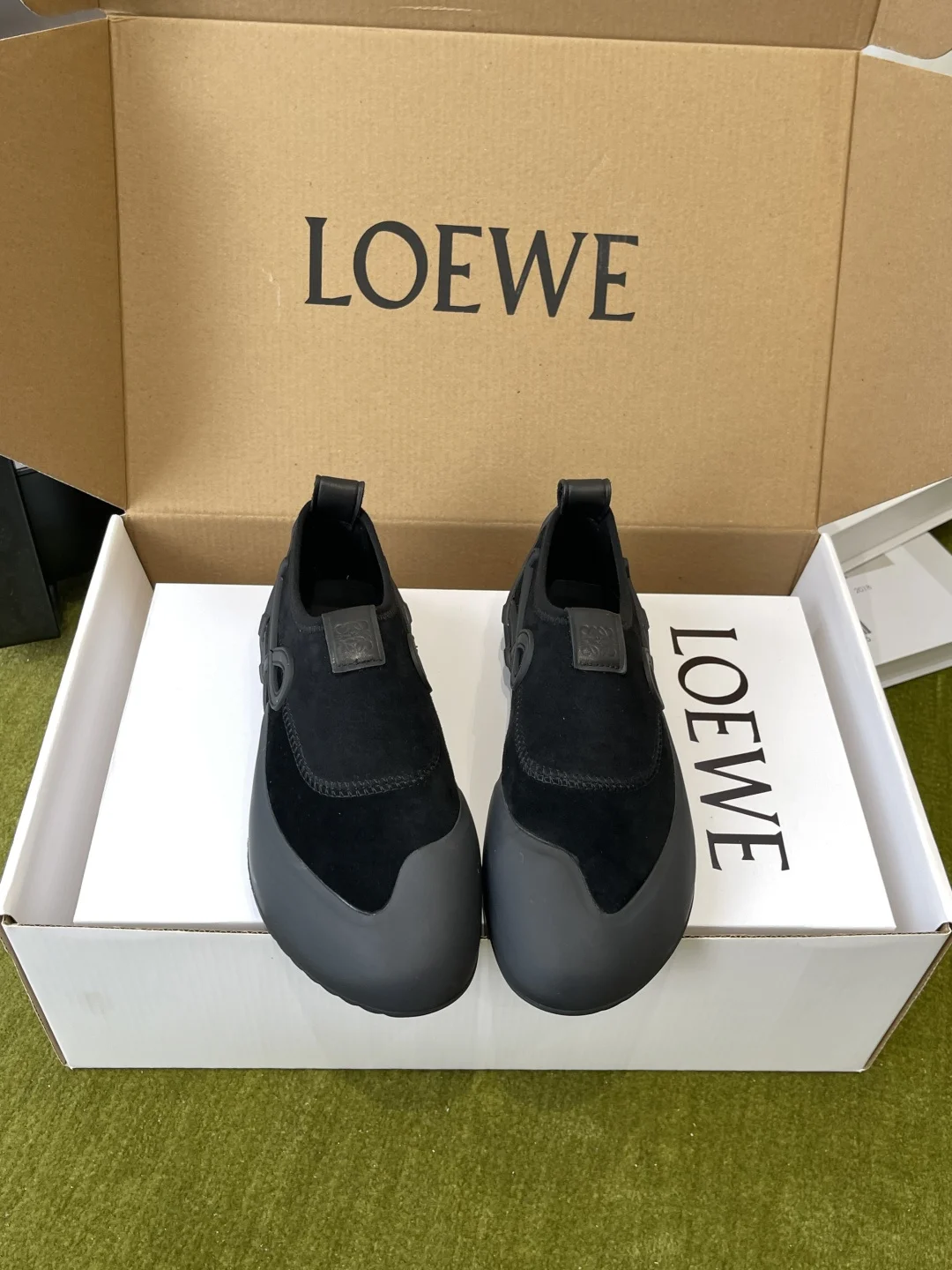 原单其它男鞋|高仿其它男鞋|精仿其它男鞋|一比一其它男鞋<p>Loewe 罗意威 Grip攀岩 运动鞋 NEw Loewe 2026春夏系列</p><p> 新款Grip运动鞋 设计灵感来源于传统攀岩鞋的风格 别致造型 搭配不对称鞋头 模压TPU元素外底 带来轻盈的穿着体验 鞋舌饰压纹Anagram 鞋跟饰有LOEWE提花织带 极具辦识度</p><p>标志性的橡胶鞋头麂皮拼接 鞋侧的LOEWE Logo 低调又有辦识度 整体造型像把专业 攀岩鞋 搬进了时尚圈 复古又充满力量感</p><p>面料麂皮</p><p>內里原版羊皮</p><p>原版橡胶大底</p><p>码数 35-40 40定做 </p>