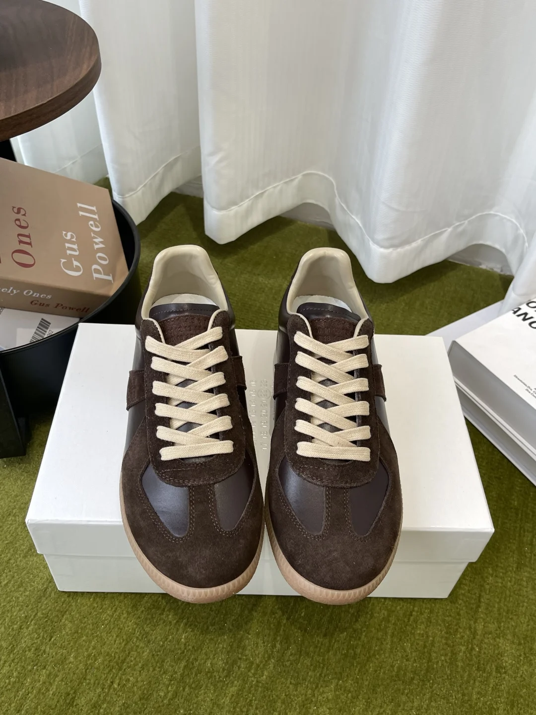 原单其它男鞋|高仿其它男鞋|精仿其它男鞋|一比一其它男鞋<p>MaisonMargiela MM6 马吉拉 经典德训鞋 休闲运动鞋 情侣款</p><p> 鬼才设计师品牌一个轻奢品牌 这一款德国训练鞋延续了经典的T形真皮拼接设计 <p>原版定制进口牛皮/麂皮/帆布</p><p>内里 进口柔软羊皮里 </p><p>原版开模橡胶耐磨牛筋底</p><p>码数 女35-40 / 男39-45</p><p>  女40 男45定做不退换 </p>