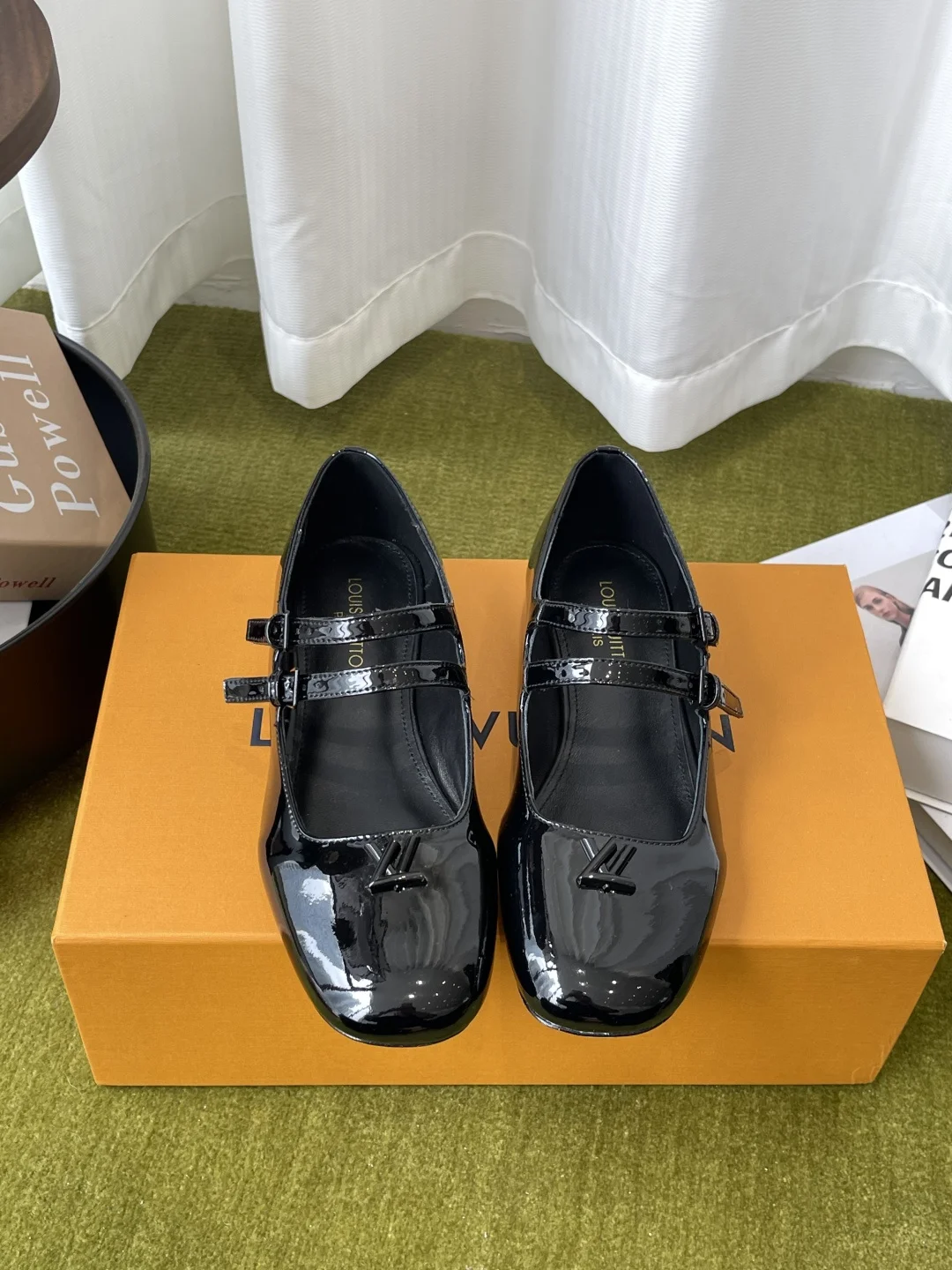 原单LV女鞋|高仿LV女鞋|精仿LV女鞋|一比一LV女鞋<p>Louis Vuitton 路易威登 26ss春夏最新款 玛丽珍单鞋 </p><p> 简约精致高级感满满 尽显优雅气质 上脚超好看 拉满了夏日美鞋 辨识度超高 双绑带金属扣 复古又时髦平底设计 日常通勤 舒适好穿</p><p>鞋面原版定制牛漆皮</p><p>内里羊皮内里</p><p>意大利进口真皮大底 </p><p>码数 35-41 40 41定做不退换 </p>