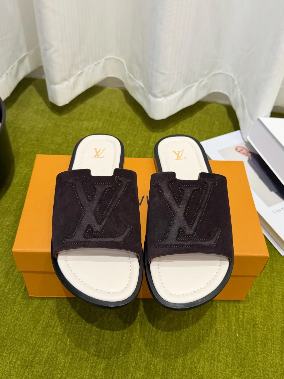 原单LV男鞋|高仿LV男鞋|精仿LV男鞋|一比一LV男鞋<p>男款 Louis Vuitton 路易威登 26ss春夏新款拖鞋</p><p> 专为追求低调质感与舒适体验的你打造 把品牌标志性设计与日常松弛感完美融合 <p>鞋面采用原版进口牛皮</p><p>内里垫脚羊皮</p><p>原版定制防滑橡胶大底</p><p>码数 39-46 38.45.46 定做不退换 </p>