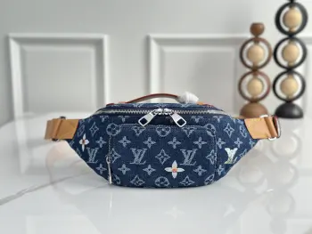 <p> 顶级原单 独家实拍 动态163c M27640蓝色牛仔腰包 LOUIS VUITTON RUSH 春季系列 丹宁 经典老花满印银色金属配件 Monogram 花卉图案牛仔布 腰包 蓝色 尺寸 30x8x15cm</p>