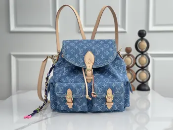 <p> Montsouris Cargo 双肩包 M27330牛仔丹宁 Denim Rendez-Vous 系列呈献经典 Montsouris Cargo 双肩包 俏皮编结挂饰灵动点缀一侧 棉质包身搭配撞色皮革饰边 并设可拆卸肩带 可随心切换单肩或双肩背携 充裕空间可收纳平板电脑与书籍 内贴袋便于妥善安放贵重物品 </p><p>尺寸 32 x 30.5 x 16 厘米  </p>