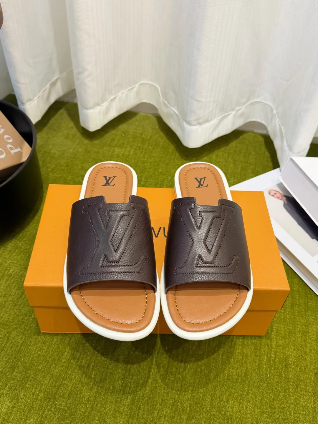 原单LV男鞋|高仿LV男鞋|精仿LV男鞋|一比一LV男鞋<p>男款 Louis Vuitton 路易威登 26ss春夏新款拖鞋</p><p> 专为追求低调质感与舒适体验的你打造 把品牌标志性设计与日常松弛感完美融合 <p>鞋面采用原版进口牛皮</p><p>内里垫脚羊皮</p><p>原版定制防滑橡胶大底</p><p>码数 39-46 38.45.46 定做不退换 </p>