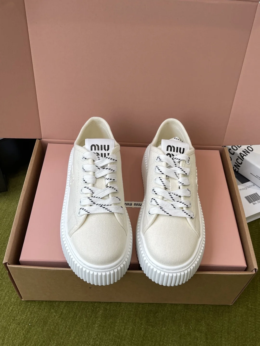 原单MIUMIU女鞋|高仿MIUMIU女鞋|精仿MIUMIU女鞋|一比一MIUMIU女鞋<p>MiuMiu 缪缪 26ss春夏新款厚底 饼干鞋 休闲鞋</p><p>自带元气氛围感的懒人本命板鞋来啦 设计上采用利落的系带版型 搭配标志性的饼干厚底 线条简约又自带辨识度 <p>鞋面原版布面</p><p>内里布里</p><p>TPU大底</p><p>跟高4.5cm</p><p>码数 35-40 40定做 </p>