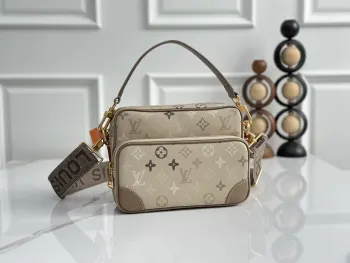 <p> 顶级原单 独家实拍 M29273杏色渐变邮差包 本款 Nil 手袋取材 Monogram Surplus 帆布 以优雅色彩呼应大自然的柔和色调 压印工艺赋予帆布织物肌理 Monogram 图案的深浅变化营造出迷彩般的视觉效果 可拆卸顶部手柄和可调节肩带实现多种背携方式 25 x 17.5 x 11CM(长度 x 高 x 宽)</p>