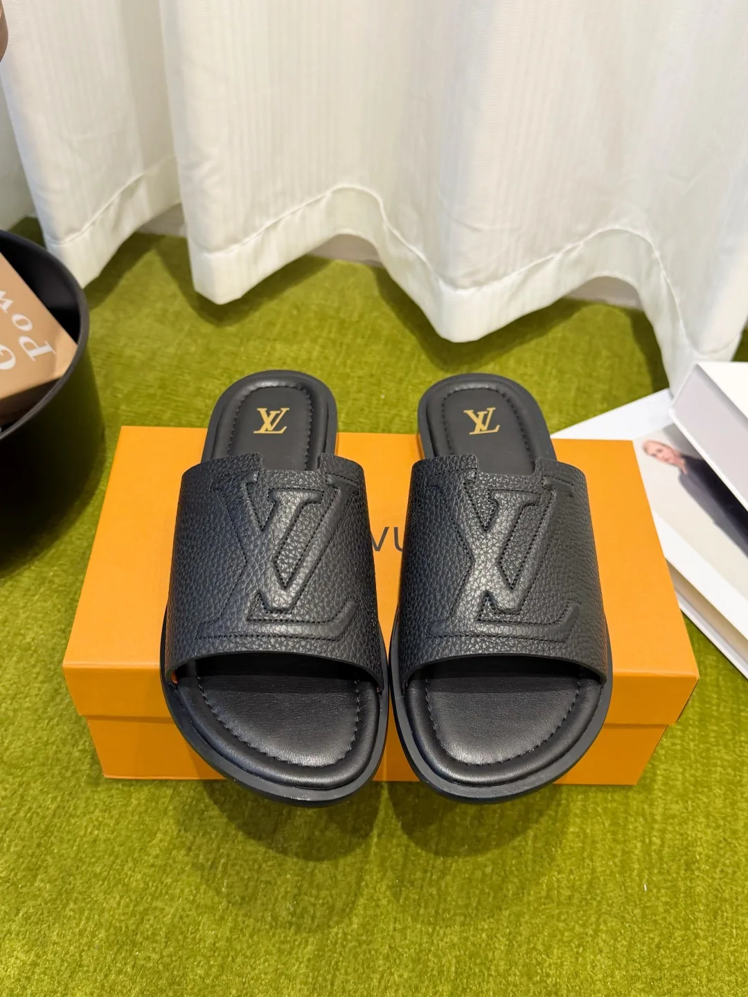 原单LV男鞋|高仿LV男鞋|精仿LV男鞋|一比一LV男鞋<p>男款 Louis Vuitton 路易威登 26ss春夏新款拖鞋</p><p> 专为追求低调质感与舒适体验的你打造 把品牌标志性设计与日常松弛感完美融合 <p>鞋面采用原版进口牛皮</p><p>内里垫脚羊皮</p><p>原版定制防滑橡胶大底</p><p>码数 39-46 38.45.46 定做不退换 </p>