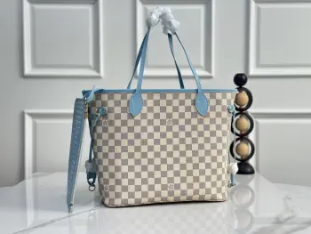 <p> 顶级原单 独家实拍 N40946白格蓝色购物袋 NEVERFULL INSIDE OUT 中号手袋   Damier Azur 标识以柔雅色彩新释 契合即将到来的温煦季节 本款 Neverfull Inside Out 中号手袋搭载路易威登拉链袋与莹泽金属件 侧面饰带与钩扣可灵活调节廓形 宽敞容量可轻松收纳笔记本电脑等日常物件 </p><p>尺寸 31×28×14厘米(长度 x 高 x 宽)</p>