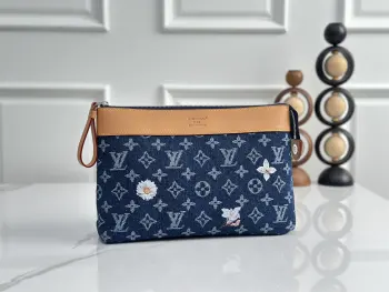 <p> 顶级原单 独家实拍 动态163c M27559蓝色牛仔手包 LOUIS VUITTON Pochette Voyage Souple 春季胶囊系列 银色金属配件 Monogram 花卉丹宁布 手拿包 蓝色 尺寸 30x7.5x21</p>