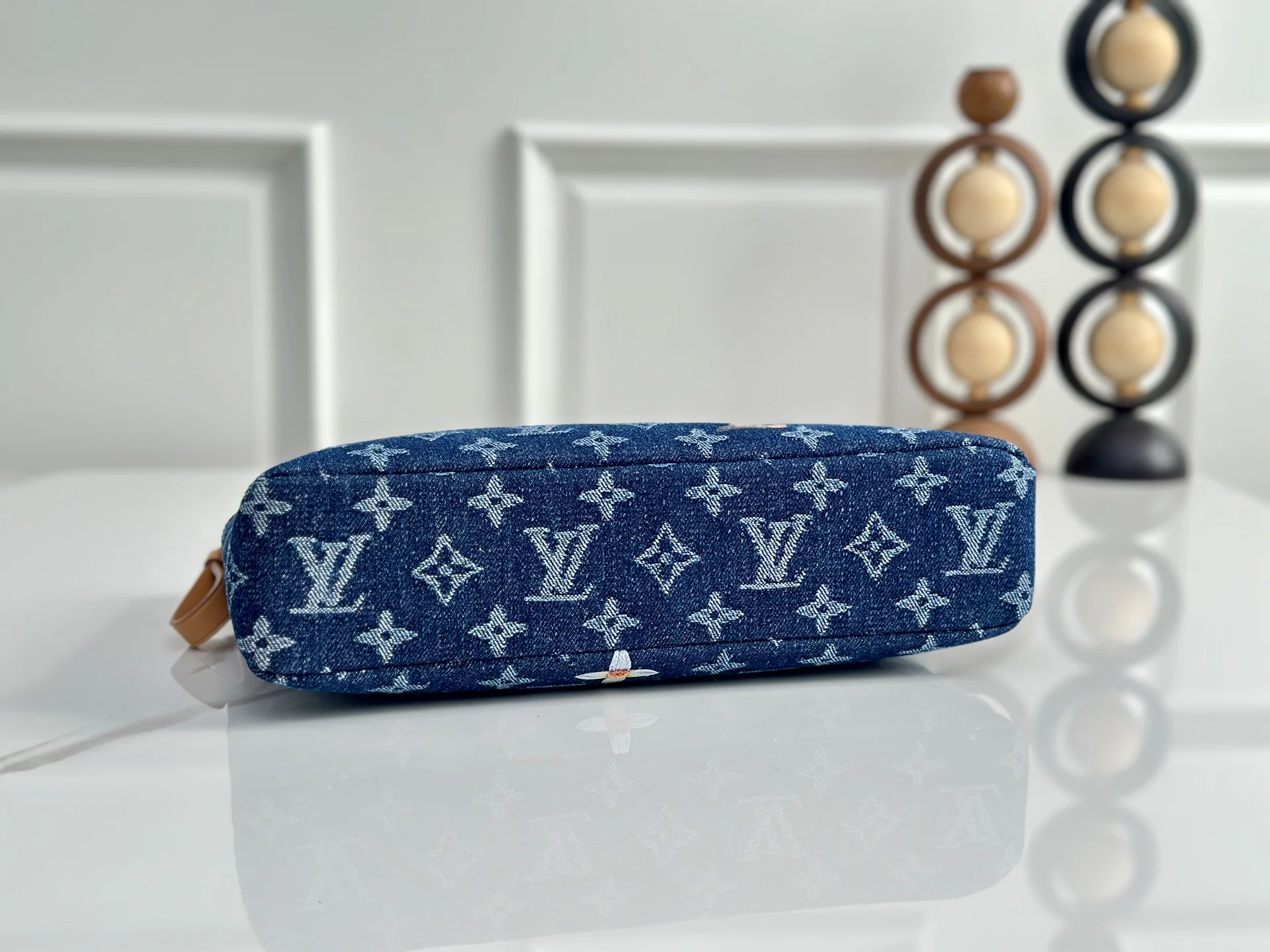 Louis Vuitton M27559 Blue Denim Handbag Women s Clutch - Detail view 4