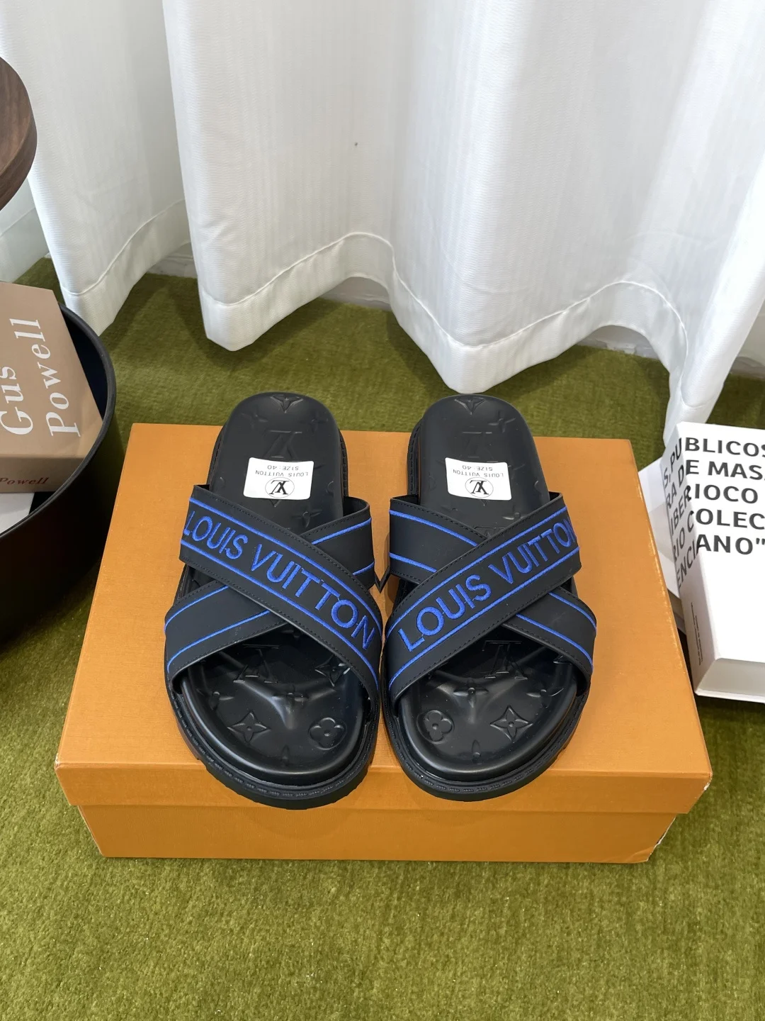 原单LV男鞋|高仿LV男鞋|精仿LV男鞋|一比一LV男鞋<p>男款 Louis Vuitton 路易威登 26ss春夏新款拖鞋</p><p> 专为追求低调质感与舒适体验的你打造 把品牌标志性设计与日常松弛感完美融合 <p>内里垫脚羊皮</p><p>三层组合大底 水台耐磨绒橡胶底 </p><p>码数 39-46 45.46 定做不退换 </p>