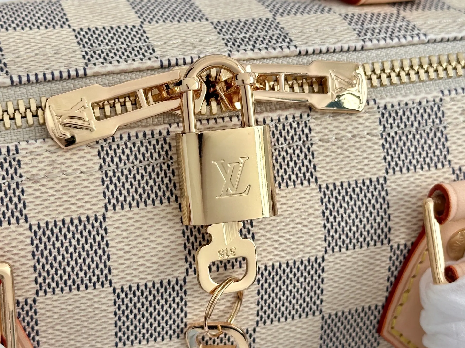 LVN40908 白格蓝色枕头包 女士斜挎包 - 细节图 5