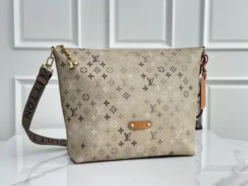 <p> 顶级原单 独家实拍 M26931杏色渐变手袋 本款 Monogram 帆布打造的 Metis 以自我态度实践承诺  Metis 手袋着重线条与轮廓 它既具备了现代手袋所需的多功能性 又继承了路易威登传统的优雅迷人  可脱卸肩带 可以用来手提 手挽或是肩背  </p><p>尺寸48x36x12cm</p>