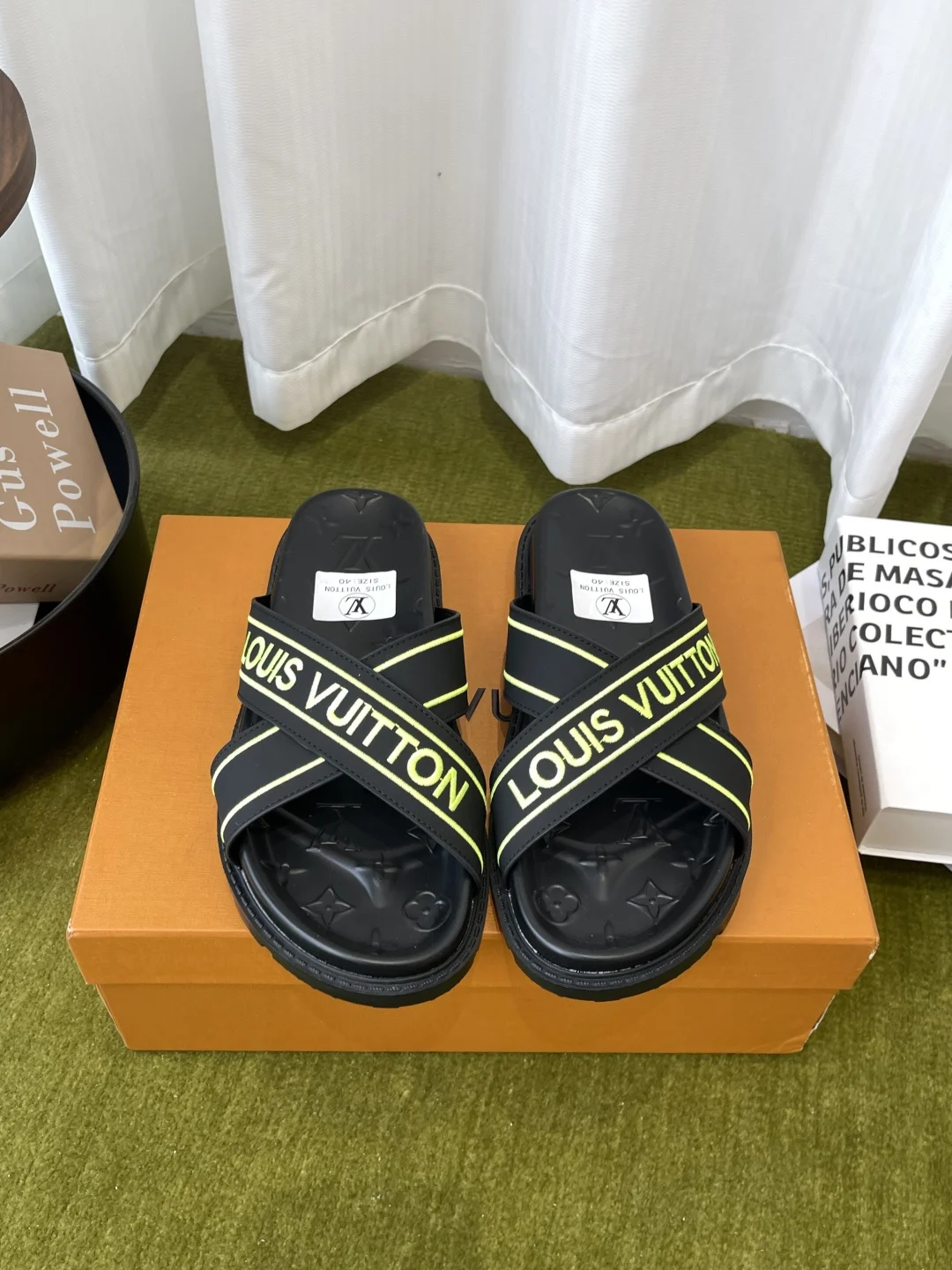 原单LV男鞋|高仿LV男鞋|精仿LV男鞋|一比一LV男鞋<p>男款 Louis Vuitton 路易威登 26ss春夏新款拖鞋</p><p> 专为追求低调质感与舒适体验的你打造 把品牌标志性设计与日常松弛感完美融合 <p>内里垫脚羊皮</p><p>三层组合大底 水台耐磨绒橡胶底 </p><p>码数 39-46 45.46 定做不退换 </p>