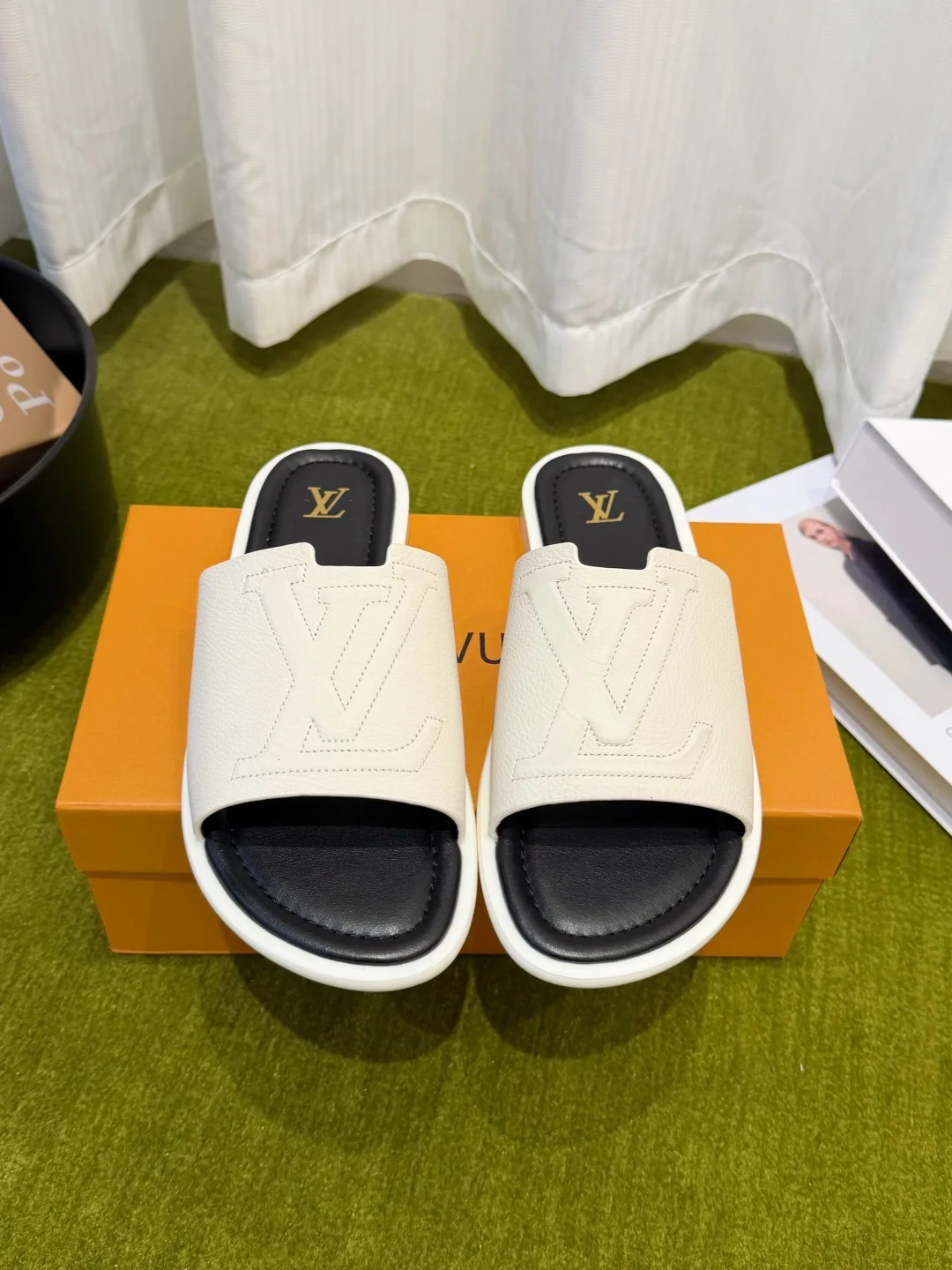 原单LV男鞋|高仿LV男鞋|精仿LV男鞋|一比一LV男鞋<p>男款 Louis Vuitton 路易威登 26ss春夏新款拖鞋</p><p> 专为追求低调质感与舒适体验的你打造 把品牌标志性设计与日常松弛感完美融合 <p>鞋面采用原版进口牛皮</p><p>内里垫脚羊皮</p><p>原版定制防滑橡胶大底</p><p>码数 39-46 38.45.46 定做不退换 </p>
