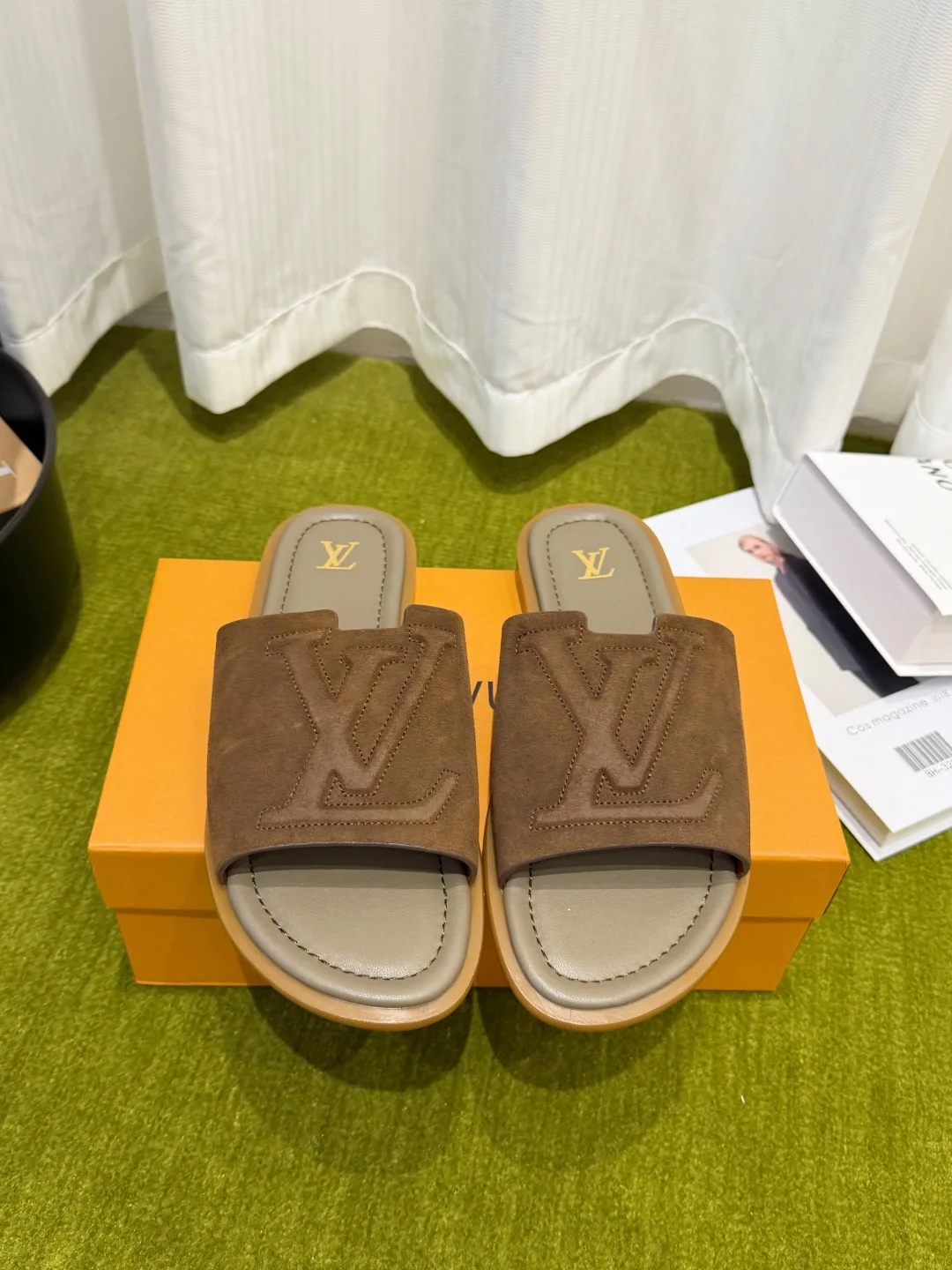 原单LV男鞋|高仿LV男鞋|精仿LV男鞋|一比一LV男鞋<p>男款 Louis Vuitton 路易威登 26ss春夏新款拖鞋</p><p> 专为追求低调质感与舒适体验的你打造 把品牌标志性设计与日常松弛感完美融合 <p>鞋面采用原版进口牛皮</p><p>内里垫脚羊皮</p><p>原版定制防滑橡胶大底</p><p>码数 39-46 38.45.46 定做不退换 </p>