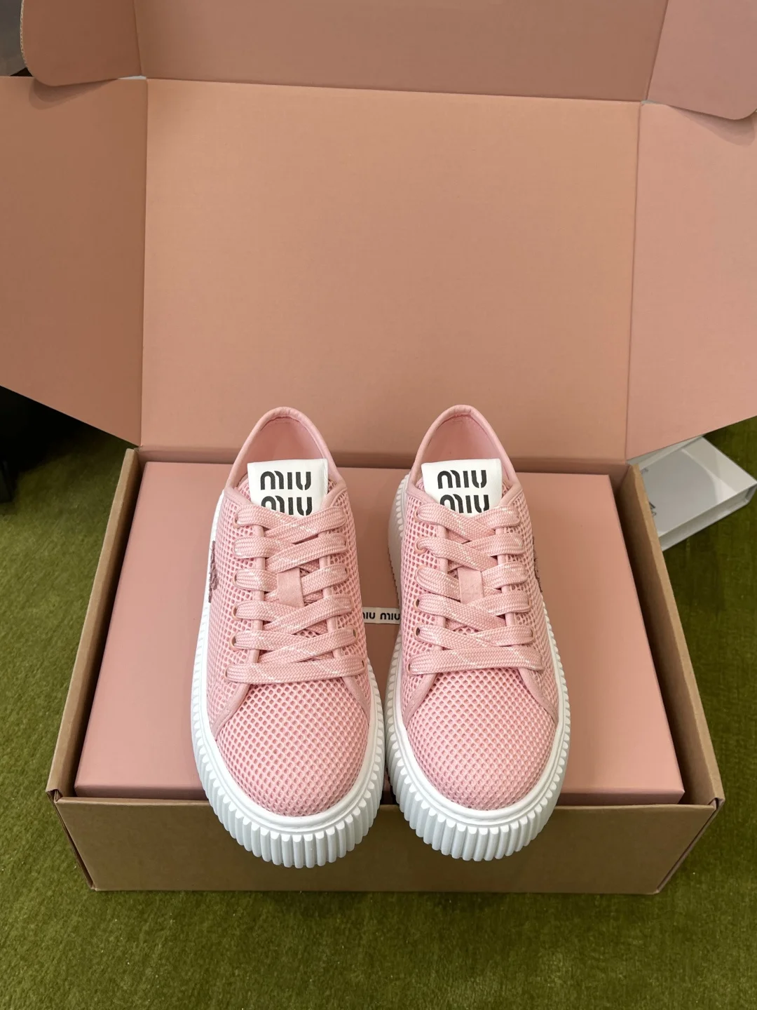 原单MIUMIU女鞋|高仿MIUMIU女鞋|精仿MIUMIU女鞋|一比一MIUMIU女鞋<p>MiuMiu缪缪 26ss春夏新款网面饼干厚底鞋 自带清甜少女感的Miu Miu网面饼干厚底鞋把学院风与精致感焊在了一起 它的设计自带辨识度 标志性的饼干厚底自带复古学院氛围 鞋身的网面材质兼顾透气与质感 搭配品牌标识鞋舌 低调中透着精致细节 不张扬却很有记忆点 轻松穿出不费力的千金感</p><p>鞋面网格布</p><p>内里双面绒</p><p>TPR大底</p><p>跟高4cm</p><p>码数 35-40 40 定做不退换 </p>