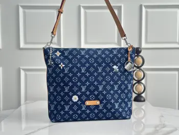 <p> 顶级原单 独家实拍 动态163c M27555蓝色牛仔 LOUIS VUITTON 春季系列 VAGABOND 银色五金件球形链条吊饰 Monogram花卉丹宁布 HOBO包手提单肩包 蓝色 尺寸 48x14x38cm</p>