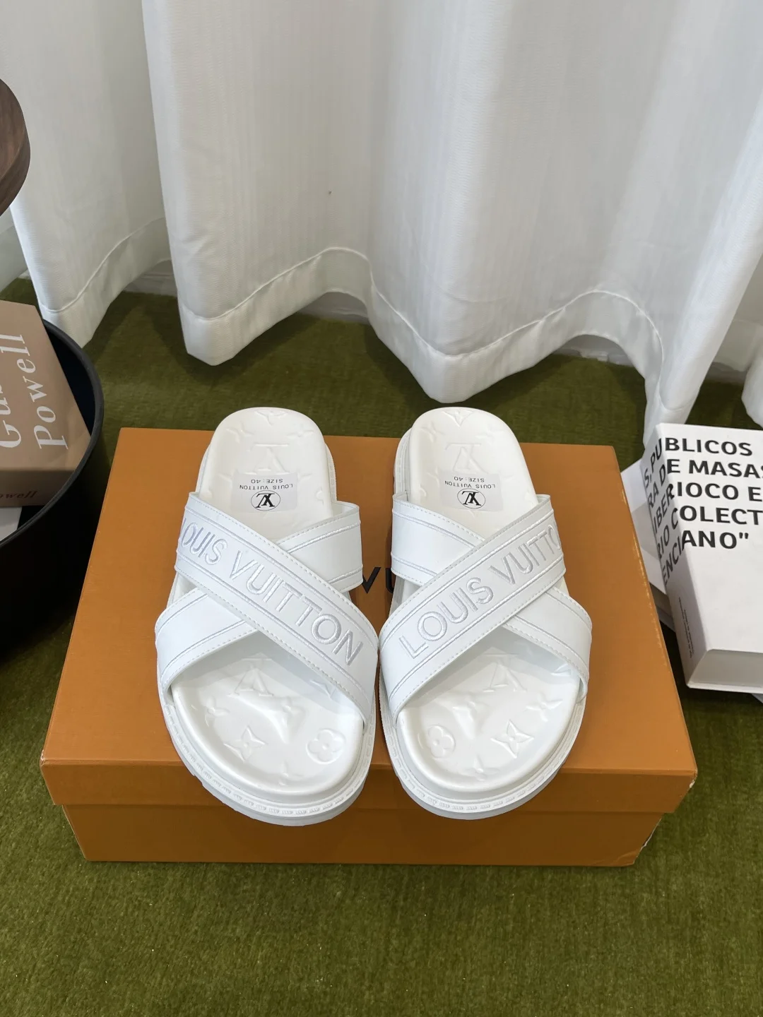 原单LV男鞋|高仿LV男鞋|精仿LV男鞋|一比一LV男鞋<p>男款 Louis Vuitton 路易威登 26ss春夏新款拖鞋</p><p> 专为追求低调质感与舒适体验的你打造 把品牌标志性设计与日常松弛感完美融合 <p>内里垫脚羊皮</p><p>三层组合大底 水台耐磨绒橡胶底 </p><p>码数 39-46 45.46 定做不退换 </p>