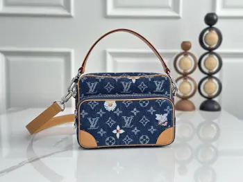 <p> 顶级原单 独家实拍 动态163c M27553蓝色牛仔 LOUIS VUITTON Nil 春季系列 雏菊小花徽标 Monogram 花卉牛仔布 单肩斜挎手提包 蓝色,尺寸 25x11x17.5cm</p>