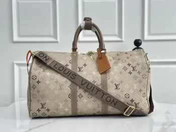<p> 顶级原单 独家实拍 本款M29159杏色渐变  KEEPALL BANDOULIERE 50 旅行袋  本款 Keepall Bandouliere 50 旅行袋采用 Monogram Surplus 帆布 以错视编织效果呈现瞩目格调 牛皮革饰边 顶部手柄和皮革名牌承袭一致色调 可拆卸并调节的织物肩带再度形成色彩呼应 尺寸 50 x 29 x 23 厘米 (长度 x 高 x 宽)</p>