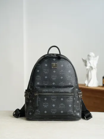 <p>𝙈𝘾𝙈 𝙎𝙩𝙖𝙚𝙠 𝙑𝙞𝙨𝙚𝙩𝙤𝙨</p><p> 新款 黑色小号 铆钉双肩包</p>CP独家 老花满印黑色</p><p>标志性的 Visetos 黑色涂层   结构化设计拥有宽敞的内部空间和金字塔形铆钉饰边 造型风格前卫   男女同款包   背包里的黑酷天花板</p><p>尺寸 33*13*26cm</p><p>肩带 可调节</p><p>拉链 双向全闭合拉链</p><p>颜色 黑色/BLACK</p>