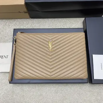 <p>杏羊皮/金YSL Saint Laurent Paris新款黑色经典手拿包小牛皮拉链 柔软光泽优雅大方的绗缝工艺菱格紋絎縫柔软小羊皮手拿包 精致的工艺打造出每一处细节从触感到质感 都散发着高级优雅 </p><p>型号 440222</p><p>尺寸 36x23cm(大号)</p>