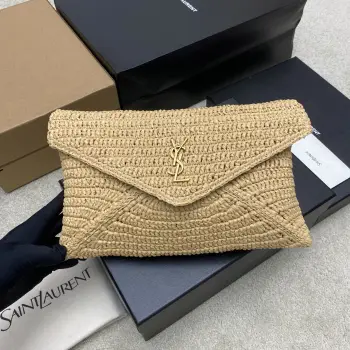 <p>杏编织/金圣罗兰Cassandre草编信封包 采用天然拉菲草手工钩织 质感轻盈透气 超适合夏天或度假风穿搭 信封式翻盖+金色YSL标志 辨识度满分 尺寸刚好 手机 口红 钥匙都能装 实用又时髦 搭配连衣裙或度假风服饰 轻松get法式优雅氛围感</p><p>型号 769307</p><p>尺寸 29.5x18x4.5cm</p>