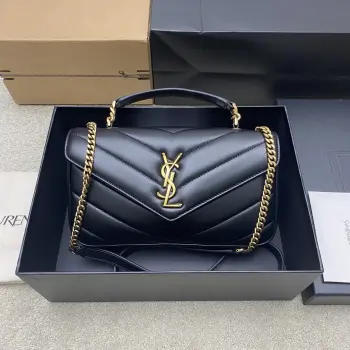 <p>克羊皮/金新款LouLou羊皮手感柔柔软软的 配有可拆卸卡包和袖珍化妆镜 搭配滑动式链条 可肩背可斜挎 满足多场合搭配需求 新版羊皮另外做了涂层处理 不仅更耐用 还更有光泽感 显的整个包都格外精致 美丽 </p><p>型号 869461</p><p>尺寸 25x13x6cm</p>
