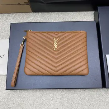 <p>焦糖羊皮/金YSL Saint Laurent Paris新款黑色经典手拿包小牛皮拉链 柔软光泽优雅大方的绗缝工艺菱格紋絎縫柔软小羊皮手拿包 精致的工艺打造出每一处细节从触感到质感 都散发着高级优雅 </p><p>型号 379039</p><p>尺寸 24x17(小号)</p>