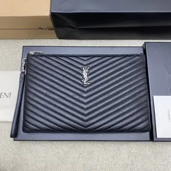 <p>黑羊皮/银YSL Saint Laurent Paris新款黑色经典手拿包小牛皮拉链 柔软光泽优雅大方的绗缝工艺菱格紋絎縫柔软小羊皮手拿包 精致的工艺打造出每一处细节从触感到质感 都散发着高级优雅 </p><p>型号 440222</p><p>尺寸 36x23cm(大号)</p>