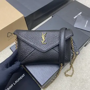 <p>大象纹黑/古金Calypso 新款mini链条包手包 不一样的信封包 链条可拆卸做手包 手拿效果也很精致 超轻便 单肩斜挎都可以 内外羊皮羊皮材值柔软细腻又高级 超耐用 夏天來啦 可以准备小包了</p><p>型号 819271</p><p>尺寸 19x12×3cm</p>