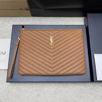 <p>焦糖羊皮/金YSL Saint Laurent Paris新款黑色经典手拿包小牛皮拉链 柔软光泽优雅大方的绗缝工艺菱格紋絎縫柔软小羊皮手拿包 精致的工艺打造出每一处细节从触感到质感 都散发着高级优雅 </p><p>型号 559193</p><p>尺寸 30x21cm(中号)</p>