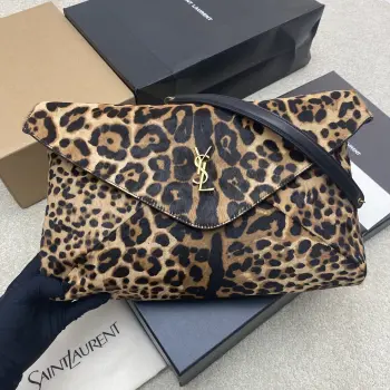 <p>豹纹羊皮/金YSL新款envelope超大号信封包来咯 马毛豹纹配羊皮内里 高级感满满 这款包包非常都市风格 腋下包的背斜方式很时尚 包包空间容量很不错哟 </p><p>型号 841702</p><p>尺寸 35x22x3-4.2cm</p>