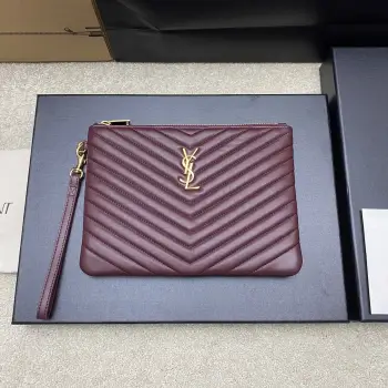 <p>枣红羊皮/金YSL Saint Laurent Paris新款黑色经典手拿包小牛皮拉链 柔软光泽优雅大方的绗缝工艺菱格紋絎縫柔软小羊皮手拿包 精致的工艺打造出每一处细节从触感到质感 都散发着高级优雅 </p><p>型号 379039</p><p>尺寸 24x17(小号)</p>
