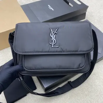 <p>降落伞布黑/黑枪顶级原单 精品专供</p><p>YSL23新款niki尼龙包包 尼龙材质包袋搭配经典电镀五金完全感受不到包的重量 还可以防水防磨噢 宽肩带设计承重能力很强 不会磨肩膀 可进行调节 斜挎解放双手 单肩非常时尚百搭 简直就是男士们的心动神包呀 </p><p>型号 633158 原厂皮 </p><p>尺寸 28x20x9cm</p>