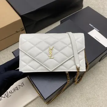 <p>奶白球纹羊皮/金</p><p>YSL Becky菱格纹链条包 球纹小羊皮+金属链条 简约优雅又超有质感 菱格纹绗缝工艺 搭配YSL金属徽标 低调精致 链条可单肩/斜挎 容量适中 通勤出街都很OK 小羊皮柔软耐用百搭 四季都能轻松驾驭 法式松弛感拿捏住啦393953-1</p><p>型号 871140</p><p>尺寸 20×13×5cm</p>