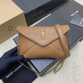 <p>大象纹焦糖 土黄 /古金Calypso 新款mini链条包手包 不一样的信封包 链条可拆卸做手包 手拿效果也很精致 超轻便 单肩斜挎都可以 内外羊皮羊皮材值柔软细腻又高级 超耐用 夏天來啦 可以准备小包了</p><p>型号 819271</p><p>尺寸 19x12×3cm</p>