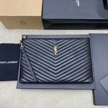 <p>黑羊皮/金YSL Saint Laurent Paris新款黑色经典手拿包小牛皮拉链 柔软光泽优雅大方的绗缝工艺菱格紋絎縫柔软小羊皮手拿包 精致的工艺打造出每一处细节从触感到质感 都散发着高级优雅 </p><p>型号 440222</p><p>尺寸 36x23cm(大号)</p>