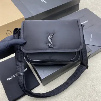 <p>降落伞布黑/黑枪顶级原单 精品专供</p><p>YSL23新款niki尼龙包包 尼龙材质包袋搭配经典电镀五金完全感受不到包的重量 还可以防水防磨噢 宽肩带设计承重能力很强 不会磨肩膀 可进行调节 斜挎解放双手 单肩非常时尚百搭 简直就是男士们的心动神包呀 </p><p>型号 776611/633151 原厂皮 </p><p>尺寸 22x15x6cm</p>