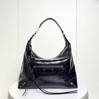 <p> 中号𝐁𝐚𝐥𝐞𝐧𝐜𝐢𝐚𝐠* Le city Hobo包这款包型松弛感又大气 铆钉流苏拉链依旧经典 搭配上做旧的五金配件 复古时尚 采用了宽肩带设计(单肩斜挎手提都很绝 内部大容量 日常物品轻松装下 </p><p>中号尺寸size :长37cm 高35 宽11cm</p><p>货号188084</p>