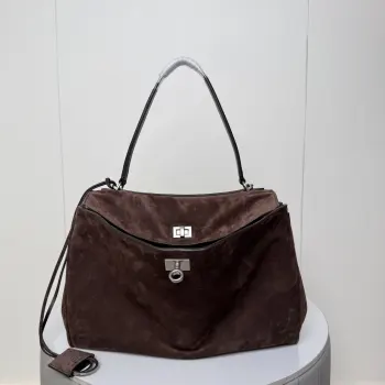 <p> 𝐁𝐚𝐥𝐞𝐧𝐜𝐢𝐚𝐠* 𝐑𝐨𝐝𝐞𝐨 中号.咖啡色 超绝秋冬爆款.麂皮风自带的百搭属性.</p><p>柔软的大廓形包包 上身慵懒感立刻get酷酷超实用大包 这款以洛杉矶Rodeo Drive命名的新款 秀场上已经一眼惊艳到了 非常符合当下流行的静奢风  高级感还是得看巴黎世家 </p><p>中号尺寸:长35cm高23.5cm宽11cm </p><p>货号188056</p>