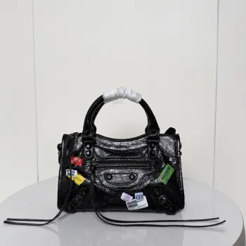 <p> Balenciaga Le city 系列</p><p>贴饰标签印花经典机车风格搭配一起 真的太酷啦 时尚不撞款 非常个性的包包原厂品质 尺寸兼顾实用与包型 独特姿态尽显</p><p>小号尺寸size: 长 23 高 16 宽 10cm</p><p>货号 188087</p>