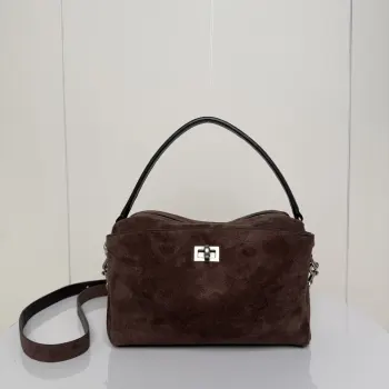 <p> 𝐁𝐚𝐥𝐞𝐧𝐜𝐢𝐚𝐠*𝐑𝐨𝐝𝐞𝐨 新成员 麂皮相机包</p><p>当质感邂逅麂皮的温柔 每一次搭配都是高级感的具象化 在经典与个性间找到平衡 这只包大概是秋冬穿搭的 质感作弊器 了</p><p>尺寸size 底长23×高15.5×宽9.9cm</p><p>货号 188034</p>