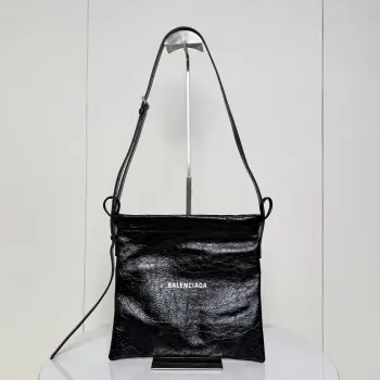 <p> 中号黑色 𝐁𝐚𝐥𝐞𝐧𝐜𝐢𝐚𝐠𝐚 Shopper Dust Bag 抽带斜挎包 采用抽带束口闭合设计方便又实用 正面饰品牌标识印花  褶皱质感面料,可调节肩带长度(不可拆 轻松切换单肩/斜挎 是潮人时髦吸睛的出门小单品</p><p>小号尺寸size 底长15 x 高21cm x宽度1cm </p><p>中号尺寸size 底长26 x 高26cm x宽度2cm </p><p>188094</p>